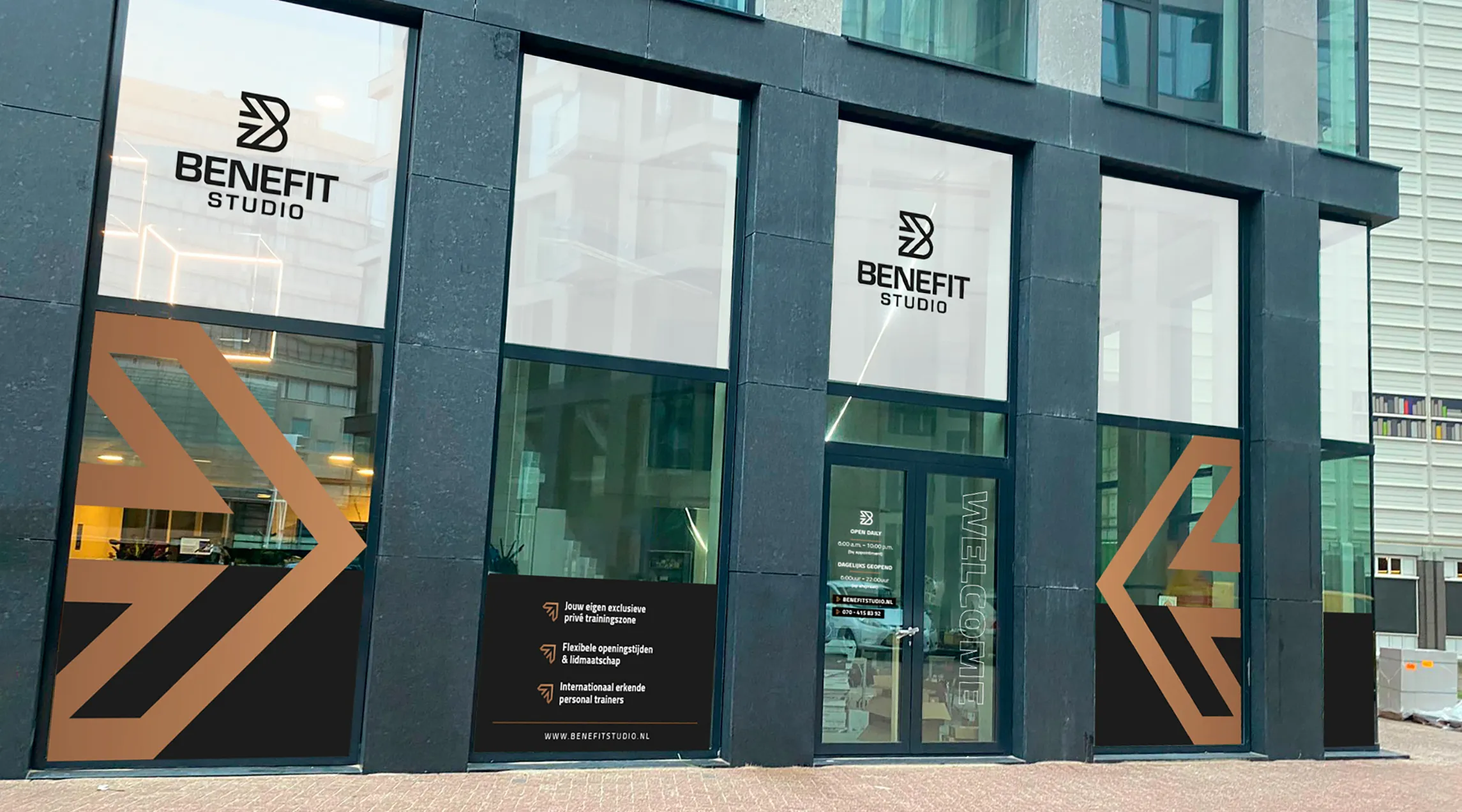 Gevel van BeneFIT Studio Den Haag City met raambestickering in koper en zwart. Door Fitbrand