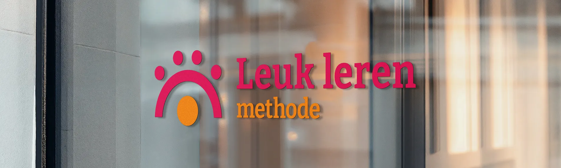 Leuk Leren Methode logo op een gevelraam