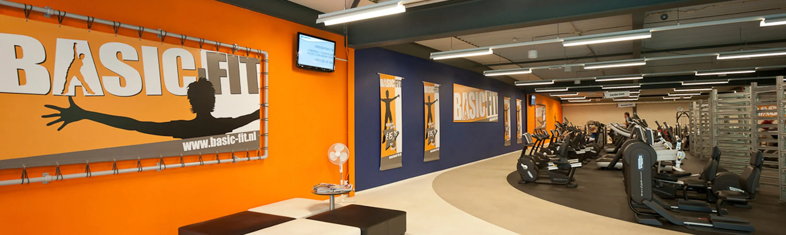 Basic-Fit logo gefotografeerd in een club. Door Fitbrand