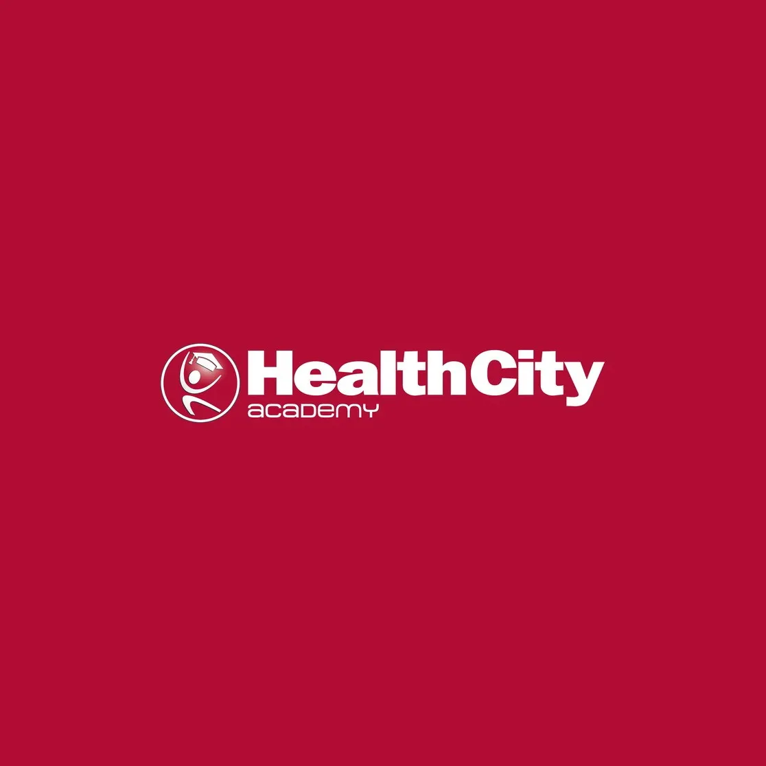 Logo HealthCity Academy in wit op donkerrood, merkidentiteit door Peter van der Steege