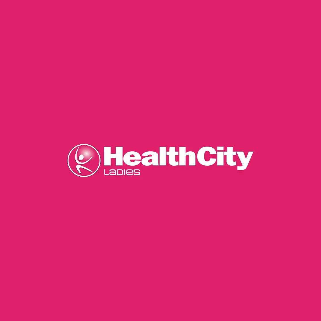 Logo HealthCity Ladies in wit op roze, merkidentiteit door Peter van der Steege