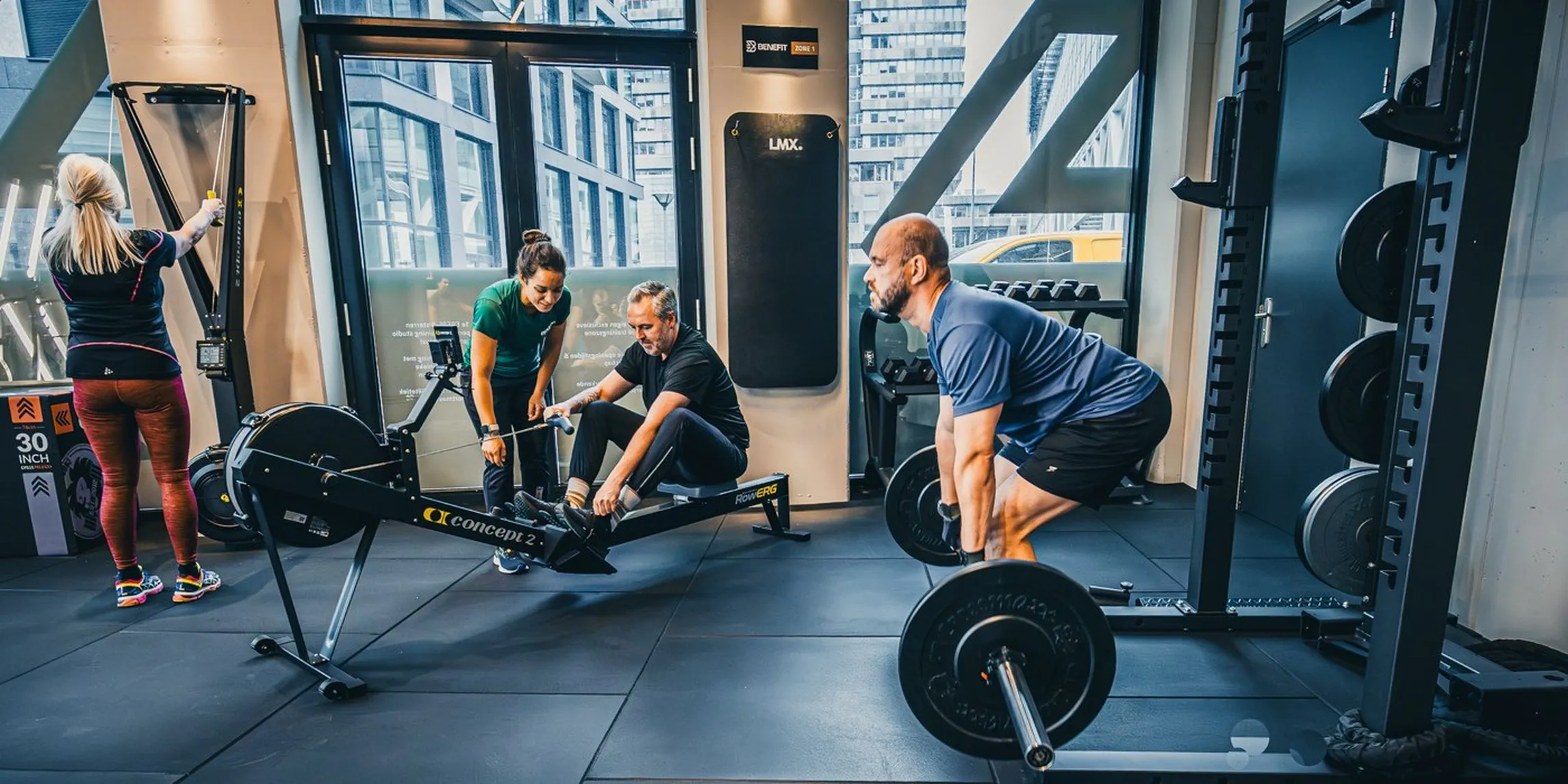 Deadlift en roeien in BeneFIT Studio Den Haag City met een trainer die meekijkt. Fotografie door Fitbrand