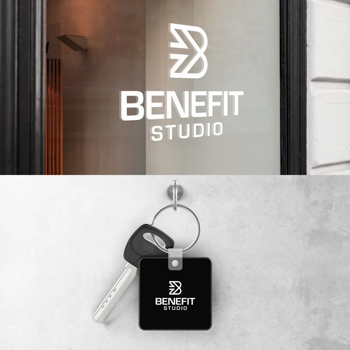 Het logo van BeneFIT Studio op een glazen deur en een zwarte sleutelhanger. Door Fitbrand
