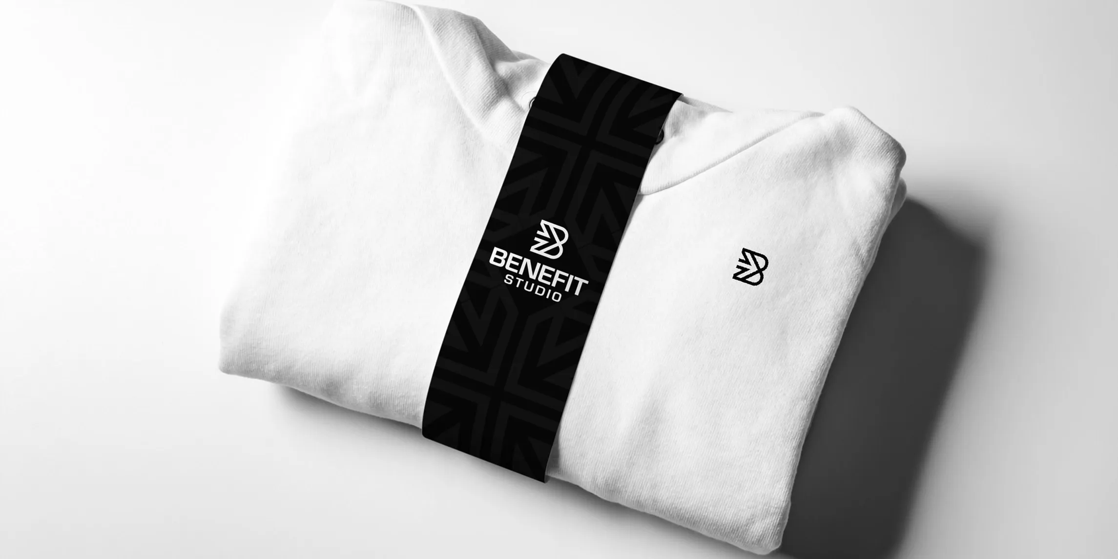 Witte hoodie met een zwarte band met patroon en het beeldmerk van BeneFIT Studio. Door Fitbrand