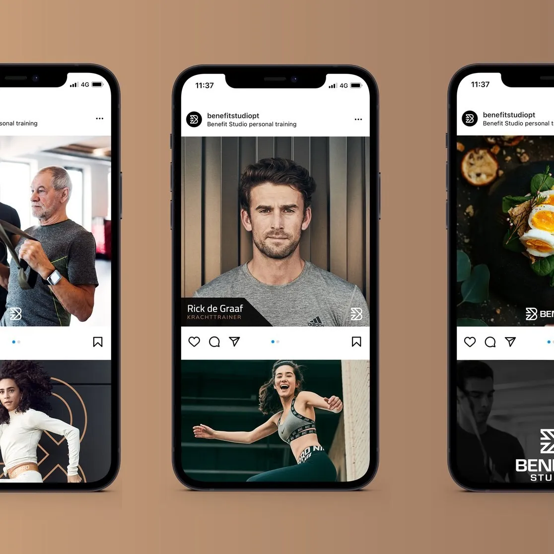 Instagramprofiel van BeneFIT Studio op drie telefoons tegen een koperen achtergrond. Door Fitbrand