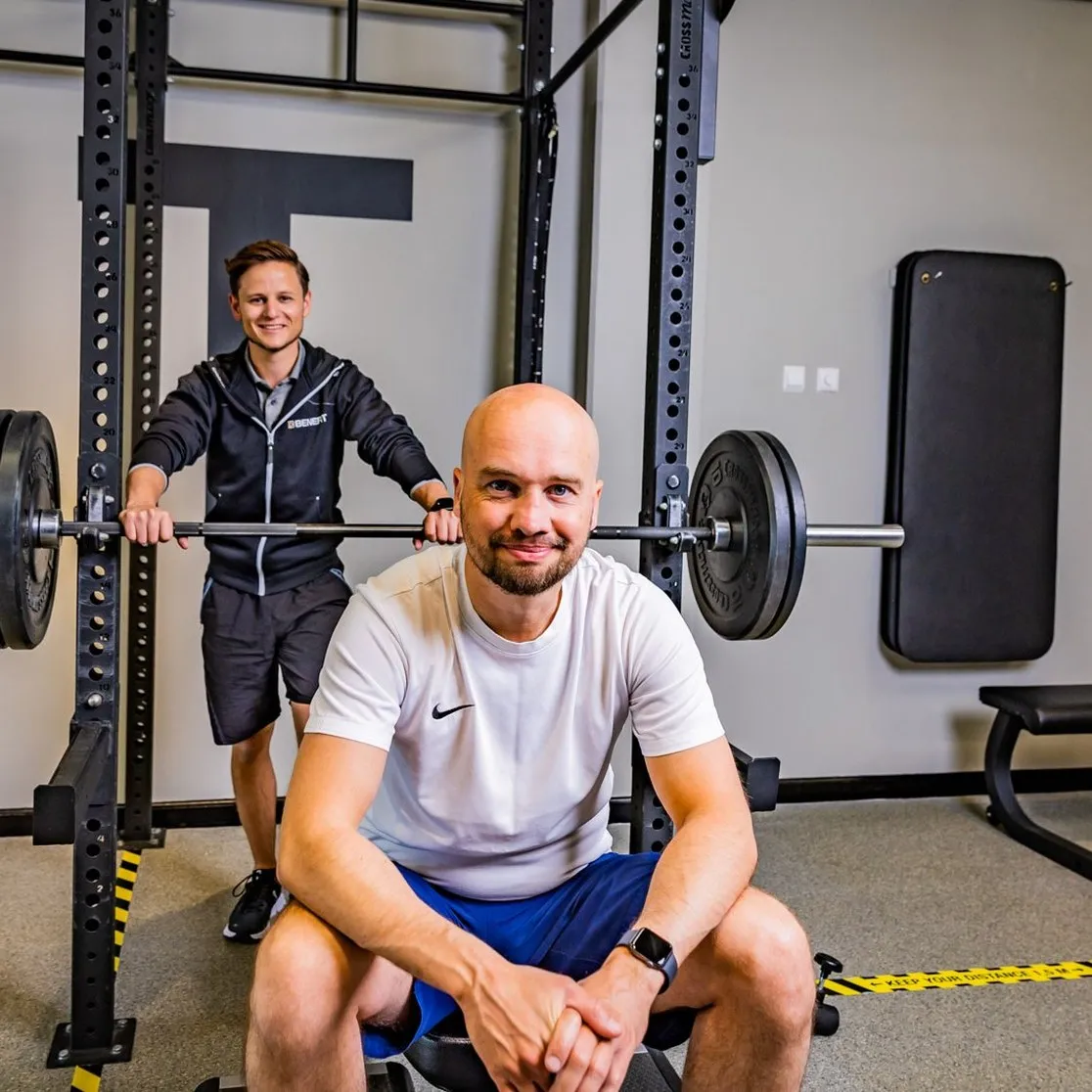 Personal trainer en cliënt bij het halterrek in BeneFIT Studio Scheveningen. Fotografie door Fitbrand