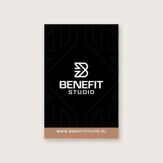 Zwart visitekaartje van BeneFIT Studio met het logo en een koperen voetregel. Door Fitbrand