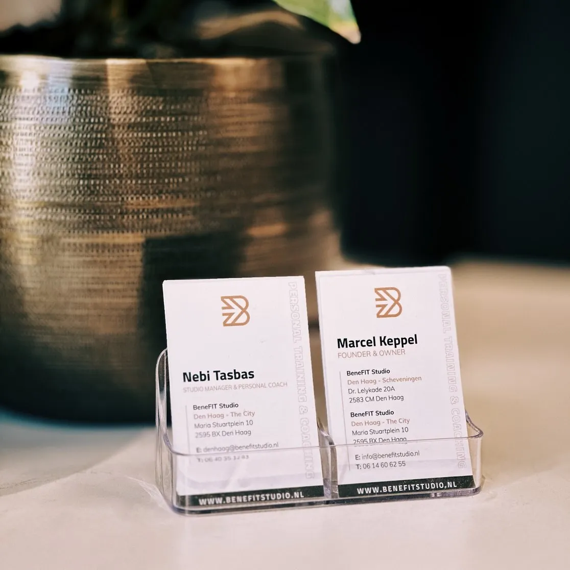 Visitekaartjes van Nebi Tasbas en Marcel Keppel van BeneFIT Studio in een houder. Fotografie door Fitbrand