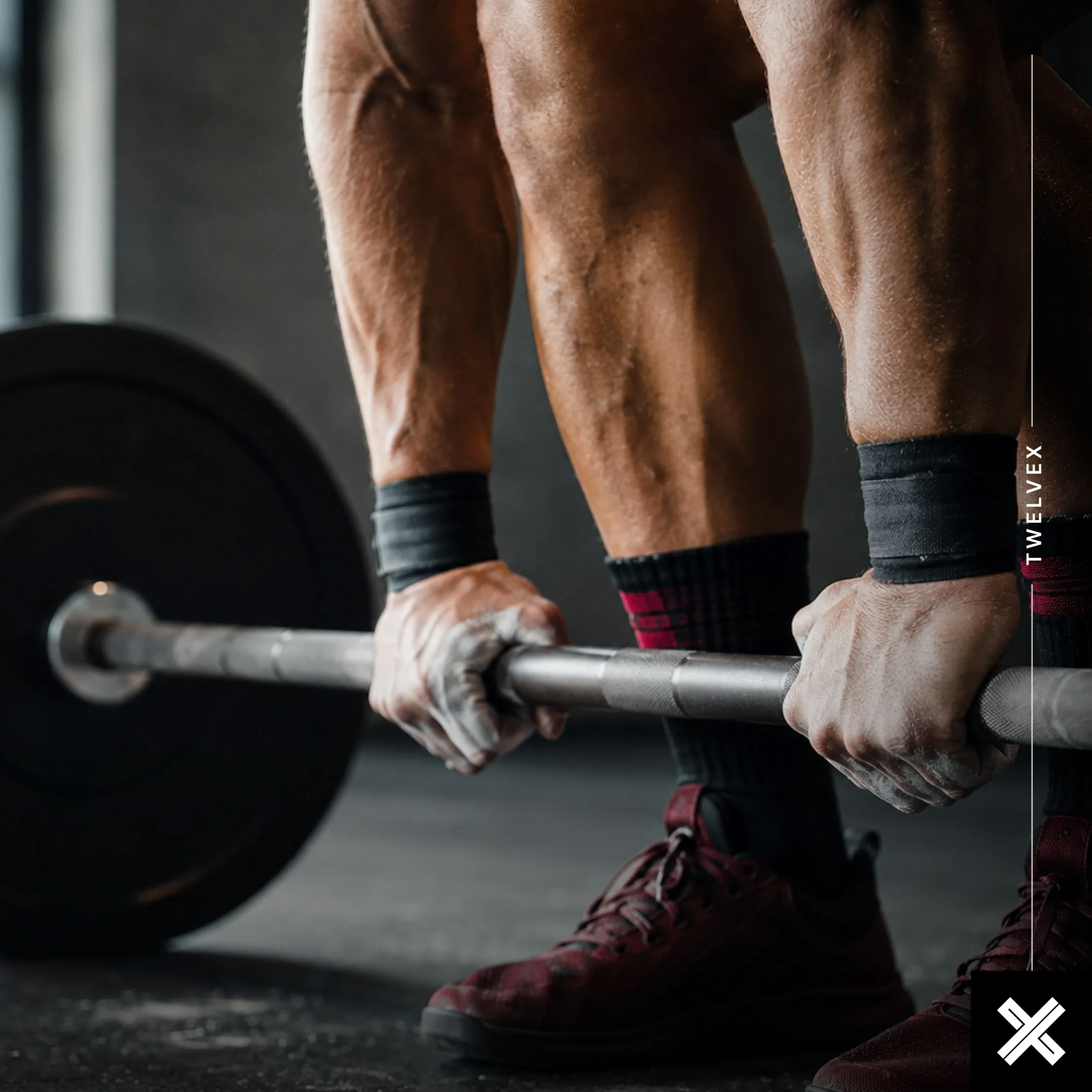 Handen om een halterstang bij een deadlift, merkfotografie van TwelveX