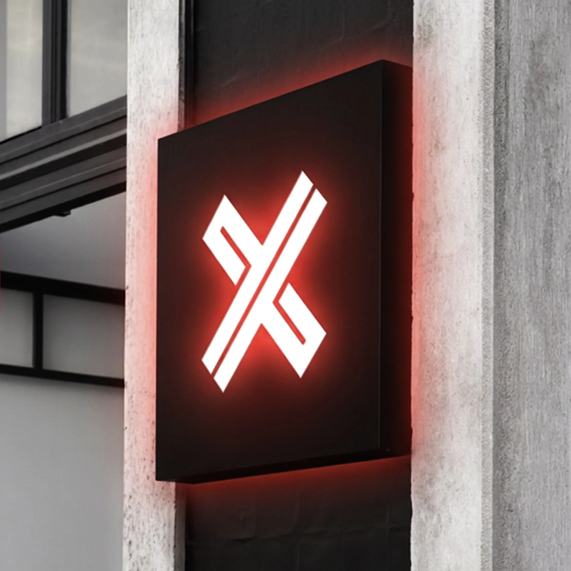 Lichtbak met de rode X van TwelveX aan een betonnen zuil