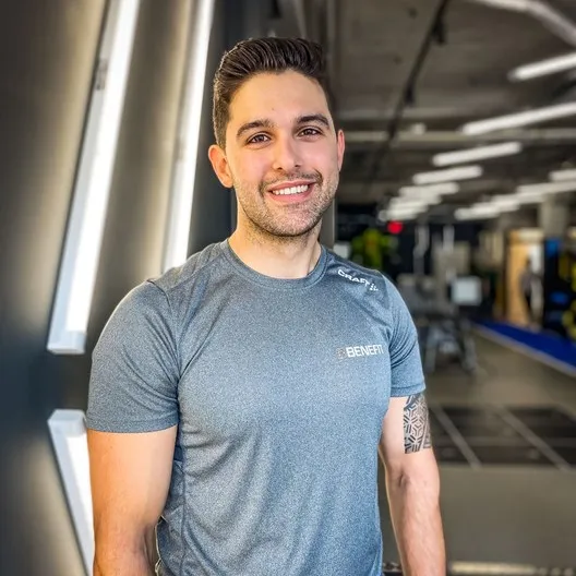 Nebi Tasbas, studiomanager en personal trainer bij BeneFIT Studio, in de studio in Scheveningen. Fotografie door Fitbrand