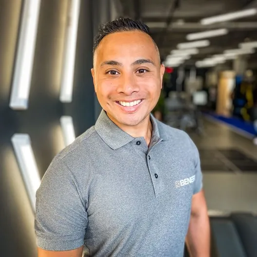 Reggy Palandeng, personal trainer bij BeneFIT Studio, in de studio in Scheveningen. Fotografie door Fitbrand