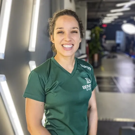 Sandra Julião, personal trainer bij BeneFIT Studio, in het groene shirt in de studio in Scheveningen. Fotografie door Fitbrand