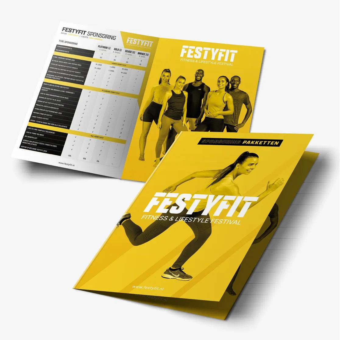 Gevouwen programmaboekje van Festyfit op geel, met sporters op de omslag en het sessieoverzicht binnenin. Door Fitbrand