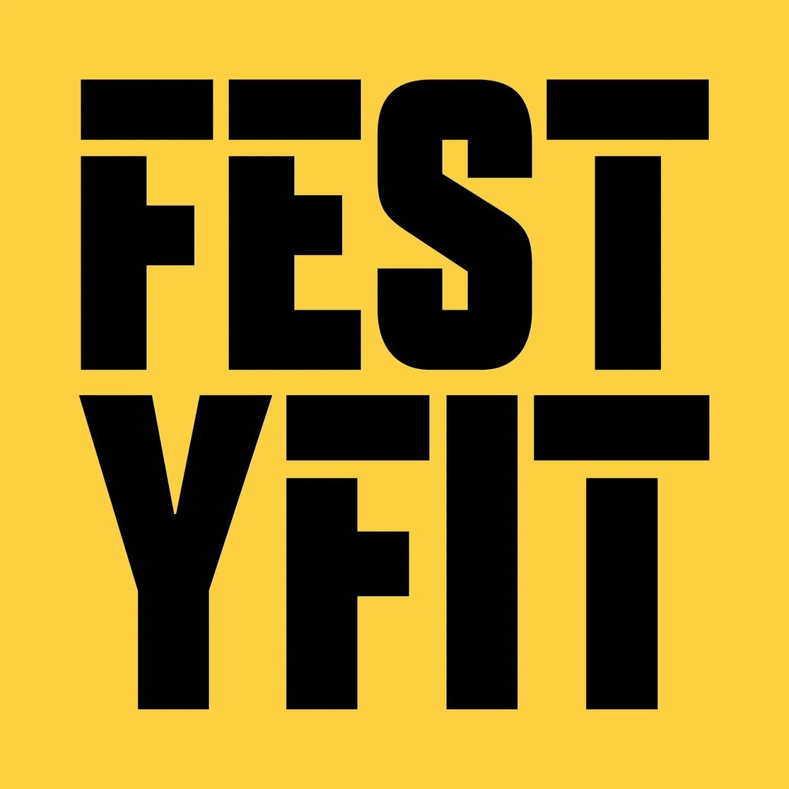 Het woordmerk van Festyfit in zwart op geel, gestapeld over twee regels. Door Fitbrand